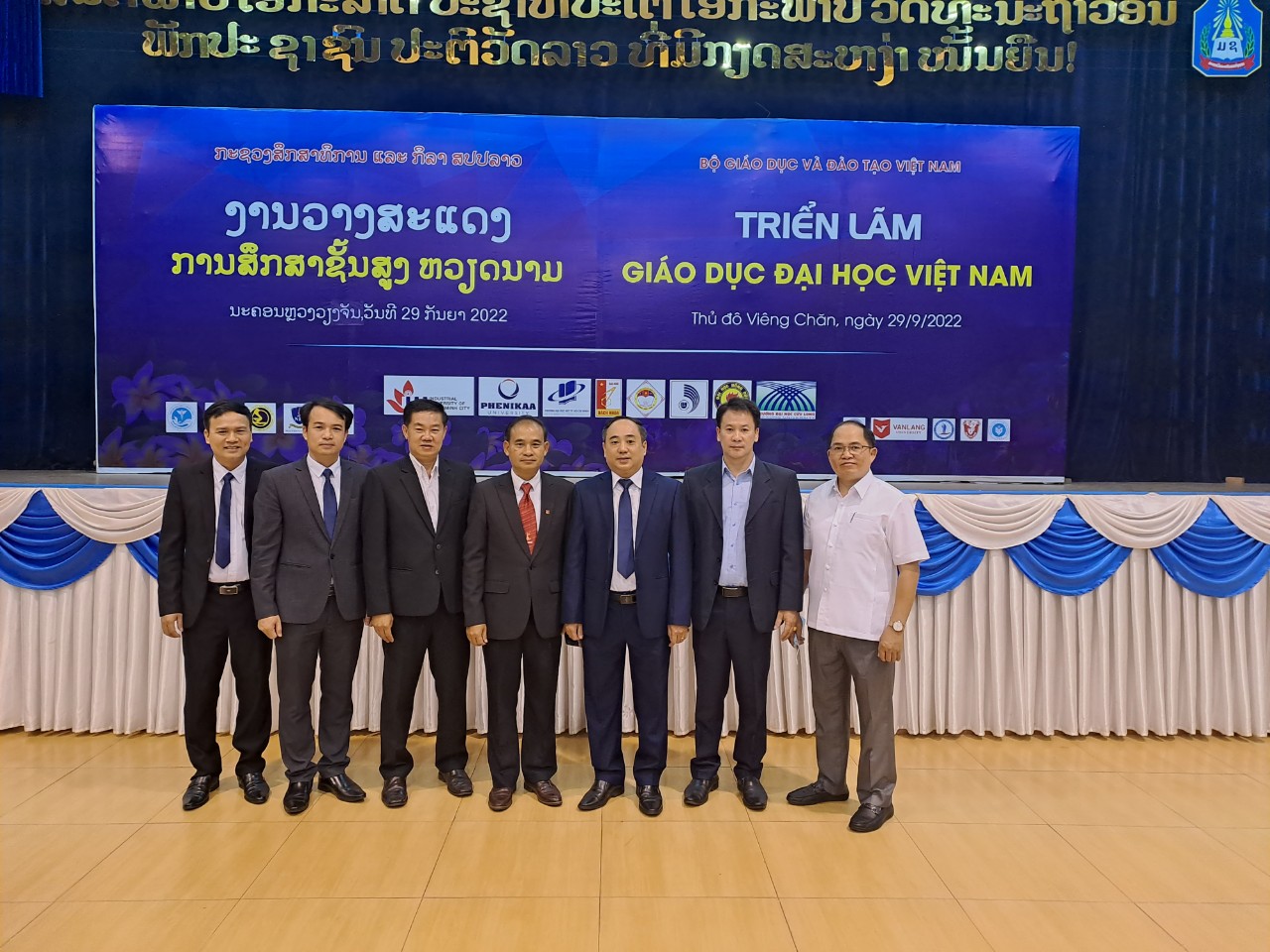 Hung Vuong University attended Viet Nam Graduate Education Exhibition in Laos and Forum improving training quality in education cooperation between Viet Nam and Laos